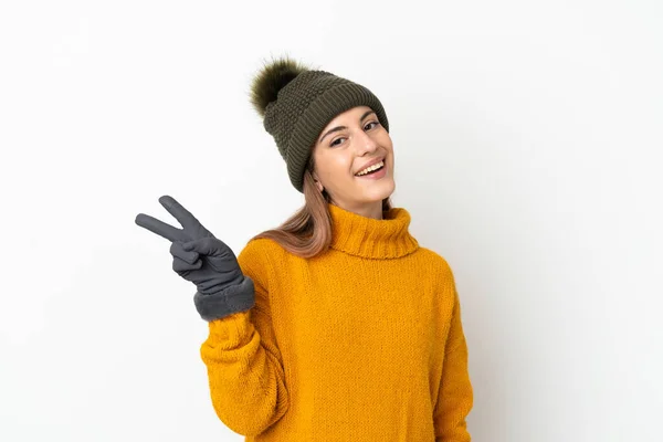 Chica Joven Con Sombrero Invierno Aislado Sobre Fondo Blanco Sonriendo —  Fotos de Stock