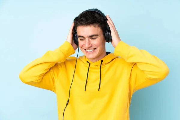 Έφηβος Καυκάσιος Άνδρας Απομονωμένος Μωβ Φόντο Ακούγοντας Μουσική — Φωτογραφία Αρχείου