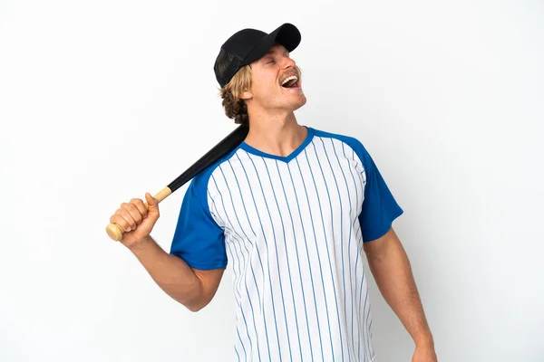 年轻的金发男子打棒球时被白色背景的笑声隔开了 — 图库照片
