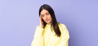 Kafkas kökenli genç bir kadın, izole edilmiş, baş ağrısı var.