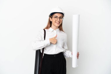 Miğferli ve elinde planları olan genç bir mimar beyaz arka planda izole edilmiş bir şekilde el hareketi yapıyor.