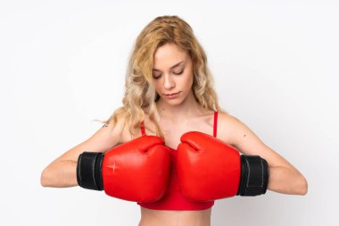 Beyaz arka planda boks eldivenli genç sarışın kadın.