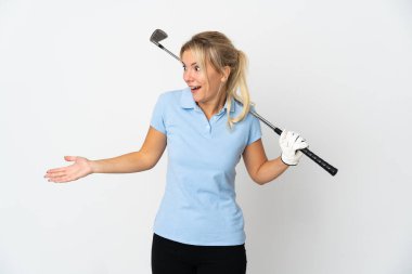 Genç Rus golfçü kadın, beyaz arka planda yalıtılmış, sürpriz bir ifadeyle yan tarafa bakarken...