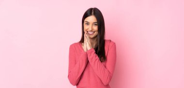 Tecrit edilmiş geçmişi olan beyaz bir kadın avuç içlerini bir arada tutuyor. İnsan bir şey ister.