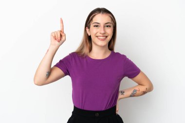 Beyaz arka planda izole edilmiş beyaz bir kadın harika bir fikre işaret ediyor.