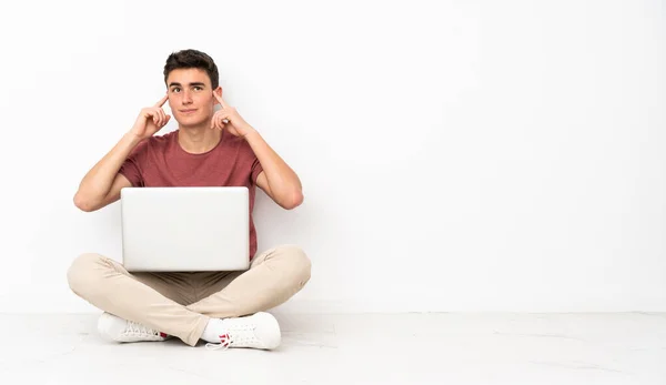 Adolescente Sentado Flor Com Seu Laptop Tendo Dúvidas Pensando — Fotografia de Stock
