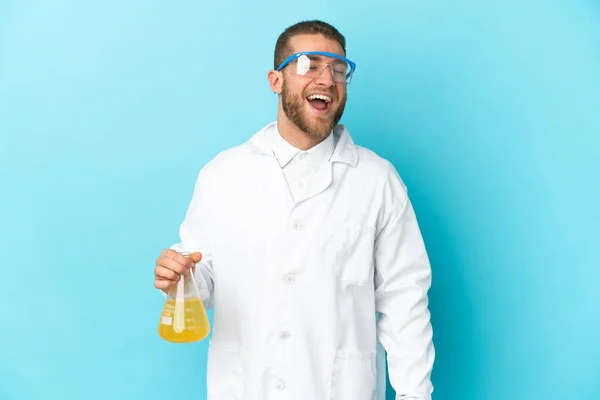Młody Biały Naukowiec Człowiek Odizolowany Niebieski Tle Śmiech — Zdjęcie stockowe