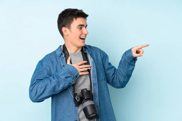Genç Fotoğrafçı Mavi Arka Planda Izole Edilmiş Parmağıyla Kenarı Işaret — Stok fotoğraf