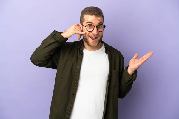 Young Handsome Caucasian Man Isolated Purple Background Making Phone Gesture — Stock Photo, Image