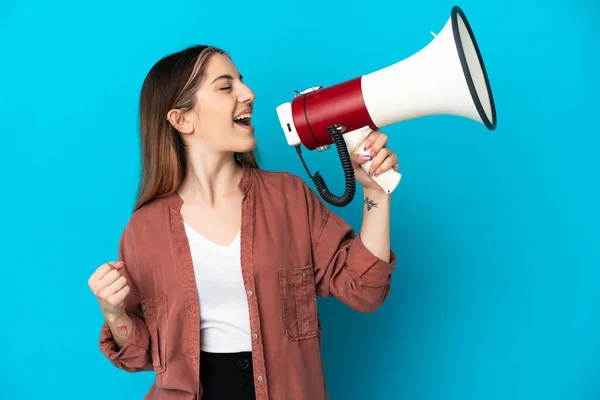 Jonge Blanke Vrouw Geïsoleerd Blauwe Achtergrond Schreeuwen Door Een Megafoon — Stockfoto