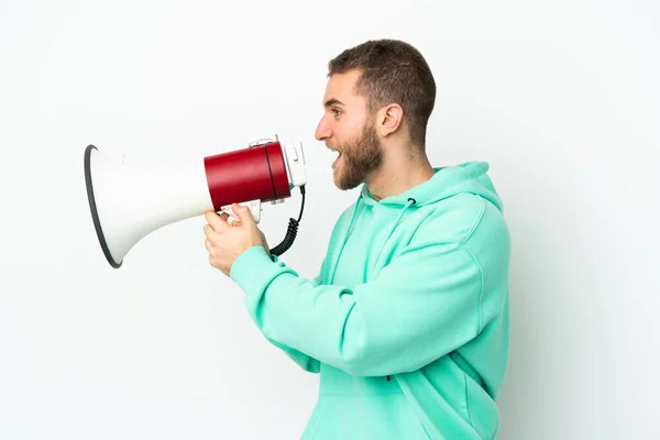 Jonge Knappe Blanke Man Geïsoleerd Witte Achtergrond Schreeuwen Door Een — Stockfoto