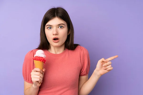 우크라이나의 소녀가 떨어진 보라색 아이스크림을 놀라서 가리켰다 — 스톡 사진