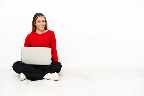 Young Caucasian Woman Laptop Sitting Floor Laughing — Stock Photo, Image