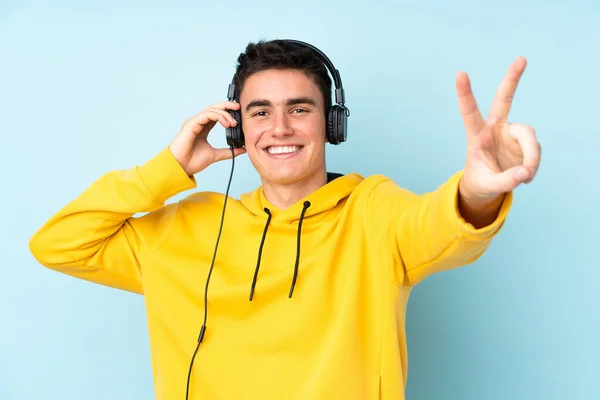 Adolescente Caucásico Hombre Aislado Púrpura Fondo Escuchando Música Cantando — Foto de Stock