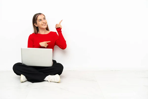 Junge Kaukasierin Mit Laptop Auf Dem Boden Sitzend Und Mit — Stockfoto