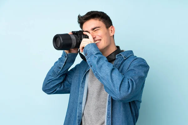 Genç Fotoğrafçı Mavi Arka Planda Izole Edilmiş — Stok fotoğraf