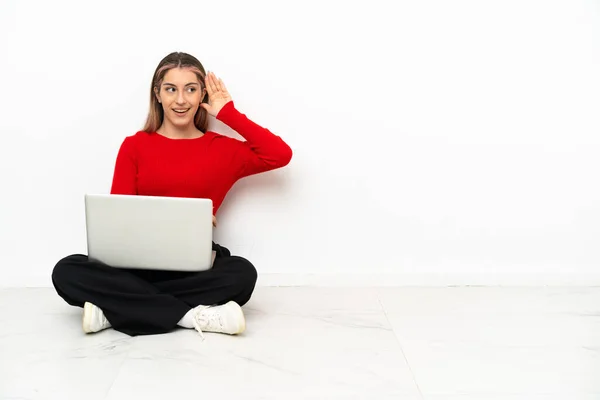 Junge Kaukasische Frau Mit Laptop Die Auf Dem Boden Sitzt — Stockfoto