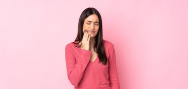 Dişi ağrılı, izole bir geçmişi olan beyaz bir kadın.