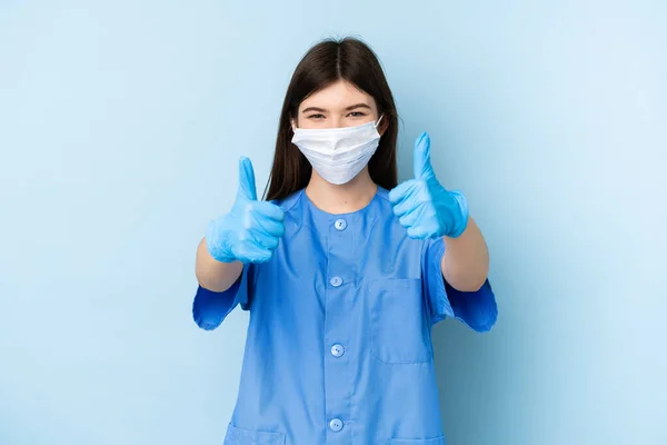 Joven Dentista Mujer Sosteniendo Herramientas Sobre Fondo Azul Aislado —  Fotos de Stock