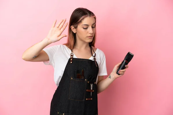 Jovem Cabeleireiro Mulher Isolado Fundo Rosa Fazendo Parar Gesto Decepcionado — Fotografia de Stock