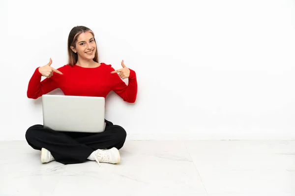 Junge Kaukasische Frau Mit Laptop Sitzt Stolz Und Selbstzufrieden Auf — Stockfoto