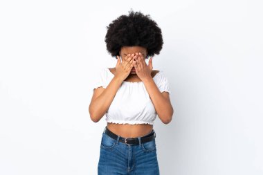 Genç Afrikalı Amerikalı kadın, beyaz arka planda izole edilmiş, yorgun ve hasta bir ifadeyle.