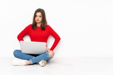 Polisle çalışan tenaager kız beyaz arka planda izole edilmiş kızgın