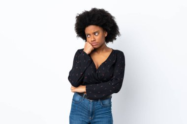 Genç Afrikalı Amerikalı kadın, beyaz arka planda izole edilmiş, yorgun ve sıkılmış bir ifadeyle.