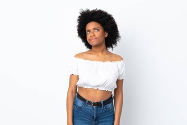 Genç Afrikalı Amerikalı kadın beyaz arka planda izole edilmiş ve yukarı bakıyor.