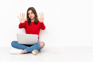 Polisle çalışan hassas kız beyaz arka planda izole edilmiş dokuzlu parmaklarla sayıyor