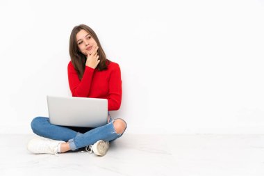 Polisle çalışan hassas kız beyaz arka planda izole edilmiş, gülümsüyor.