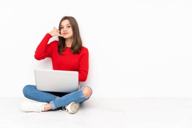 Polisle çalışan tenaager kız beyaz arka planda izole edilmiş bir şekilde telefon jesti yapıyor. Bana geri dönüş işareti ver.