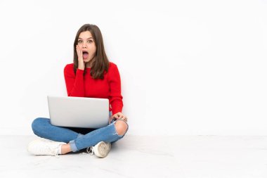 Polisle çalışan hassas kız beyaz arka planda, şaşırmış ve şok olmuş yüz ifadesi ile izole edilmiş.