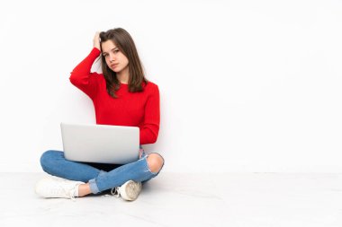 Polisle çalışan hassas kız, beyaz arkaplanda hayal kırıklığı ifadesi ile izole edilmiş ve anlamamış.