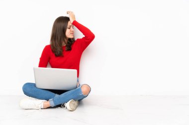 Beyaz arka planda bilgisayar ile çalışan tenaager kız bir şey fark etti ve çözümü amaçladı