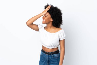 Beyaz arka planda izole edilmiş genç Afrikalı Amerikalı kadın bir şey fark etti ve çözüme niyetlendi.