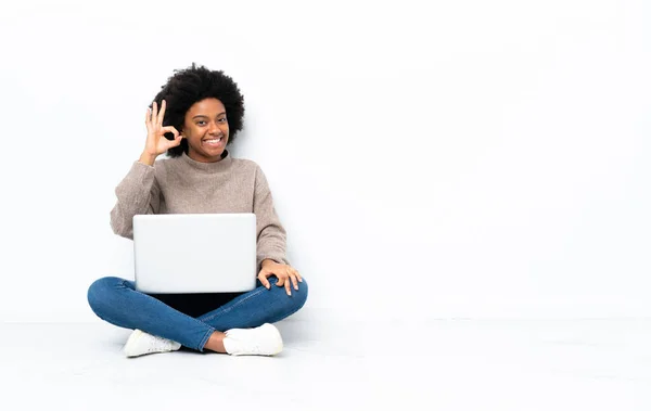 Jovem Afro Americana Com Laptop Sentado Chão Mostrando Sinal Com — Fotografia de Stock