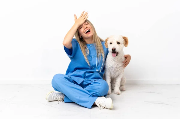 Молодая Женщина Ветеринар Собакой Сидящей Полу Кое Поняла Намеревается Решить — стоковое фото
