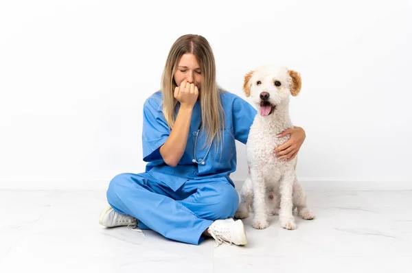 Νεαρή Κτηνίατρος Γυναίκα Σκυλί Κάθεται Στο Πάτωμα Έχοντας Αμφιβολίες — Φωτογραφία Αρχείου