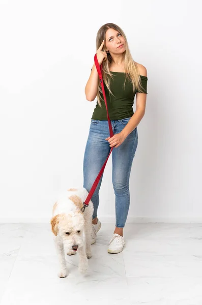 Junge Kaukasierin Die Den Hund Isoliert Auf Weißem Hintergrund Ausführt — Stockfoto