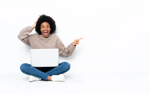 Jovem Afro Americana Com Laptop Sentado Chão Surpreso Apontando Dedo — Fotografia de Stock