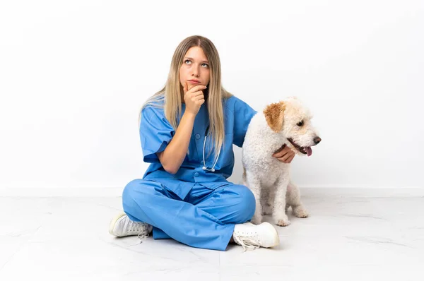 Νεαρή Κτηνίατρος Γυναίκα Σκυλί Κάθεται Στο Πάτωμα Έχοντας Αμφιβολίες — Φωτογραφία Αρχείου
