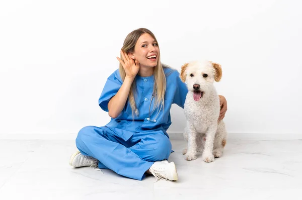 Jovem Veterinária Mulher Com Cão Sentado Chão Ouvindo Algo Colocando — Fotografia de Stock