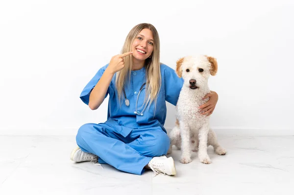 Молодая Женщина Ветеринар Собакой Сидящей Полу Подает Большой Палец Вверх — стоковое фото