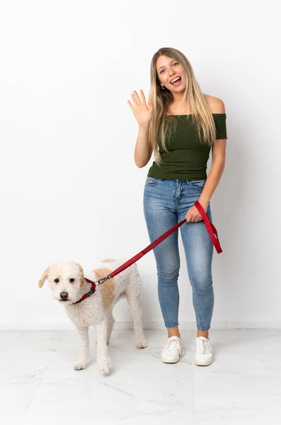 Jovem Caucasiana Caminhando Cão Isolado Fundo Branco Saudando Com Mão — Fotografia de Stock