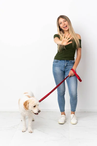 Joven Mujer Caucásica Paseando Perro Aislado Sobre Fondo Blanco Contando —  Fotos de Stock
