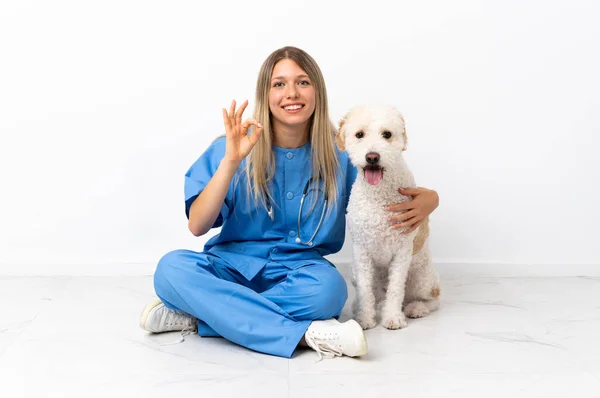 Jovem Veterinária Mulher Com Cão Sentado Chão Mostrando Sinal Com — Fotografia de Stock