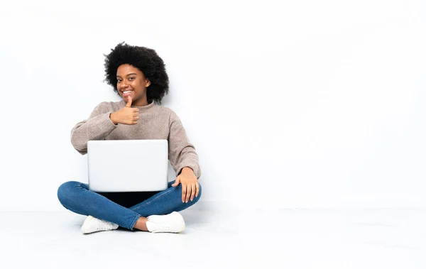 Jovem Afro Americana Com Laptop Sentado Chão Dando Gesto Polegar — Fotografia de Stock