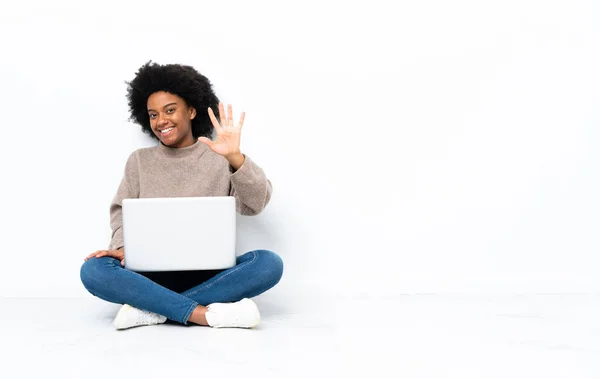 Jovem Afro Americana Com Laptop Sentado Chão Contando Cinco Com — Fotografia de Stock