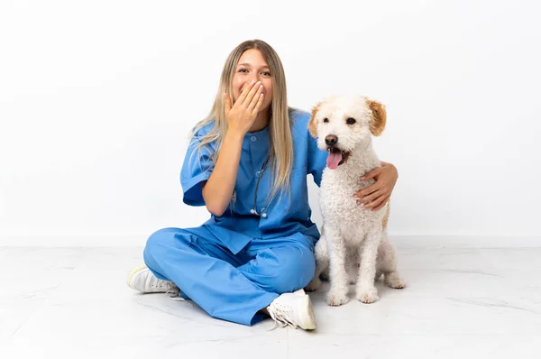 Молодая Женщина Ветеринар Собакой Сидящей Полу Счастливой Улыбающейся Закрывающей Рот — стоковое фото